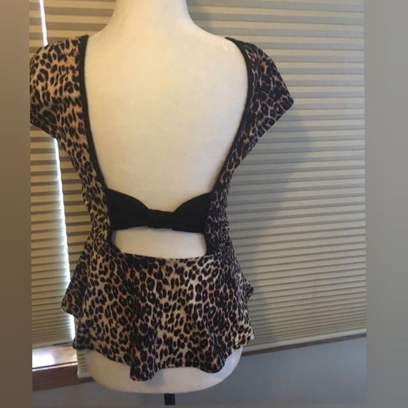 Leopard Peplum Top Blk Bowtie Across Lower Backside - Picture 2 of 2
